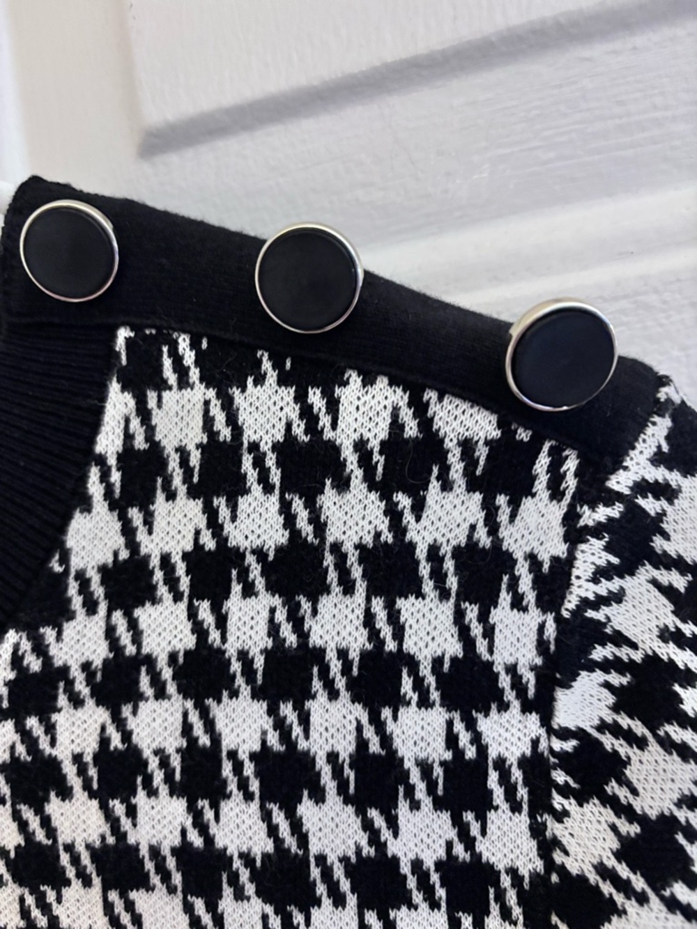 Ann Taylor Black & White Houndstooth Scoop Neck Short Sleeve Sweater - Picture 3 of 7
